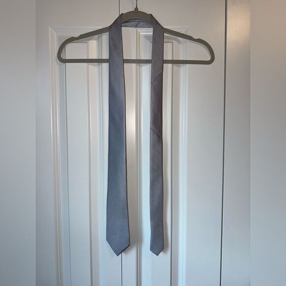 Calibrate Anser Solid Silk Tie in Charcoal - Picture 6 of 8